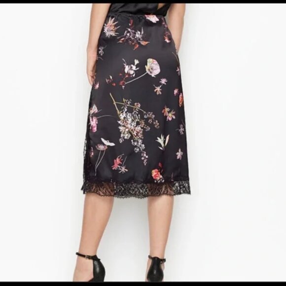 Victoria’s Secret satin skirt with lace and side buttons - Picture 4 of 4